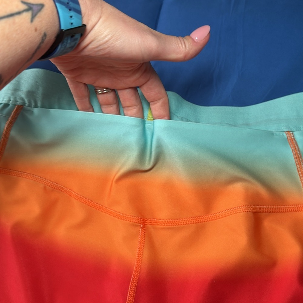 Hoka Women’s Novafly 6” Spandex Knit Shorts Sz XL in Cloudless Ombré! - Picture 12 of 12